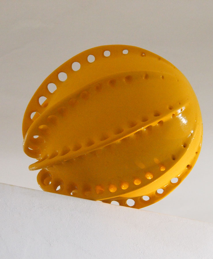 Prasto, Big yellow butterfly egg©, 2013; Ceramic, car paint, 47x38 cm